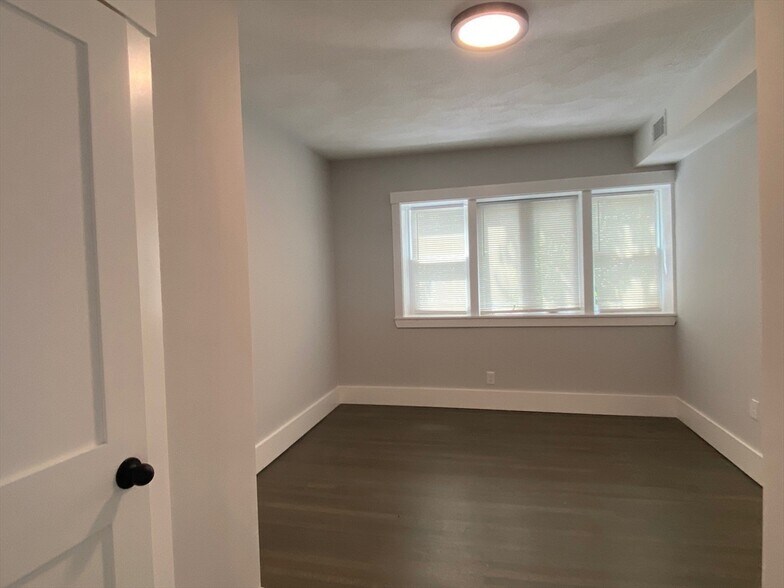 Building Photo - 116 Marginal St