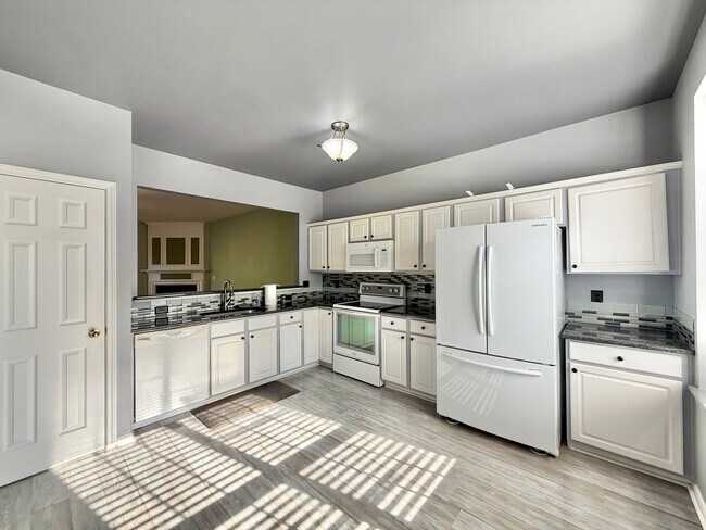 Building Photo - **OFFERING REFUNDABLE APPLICATION FEES** Stunning 3BD, 4BA Morrisville Townhome in an HOA Communi...