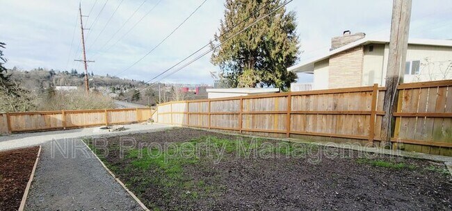 Building Photo - 3216 E Roosevelt Ave