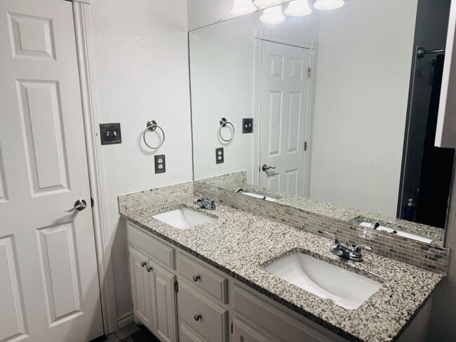 Building Photo - 20 Havenshire Cir