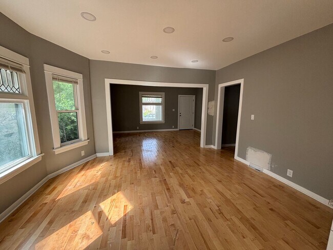 Building Photo - Beautiful 5 Bedroom, 2 Bath House for rent!!