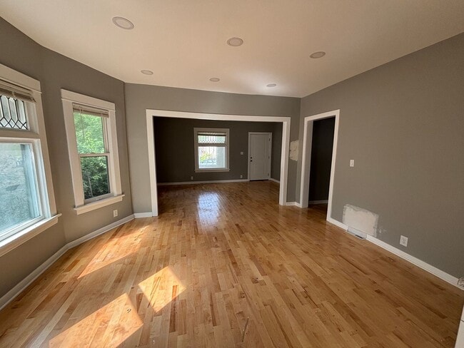 Building Photo - Dreamy 5 Bedroom 2 Bathroom Home in Minnea...