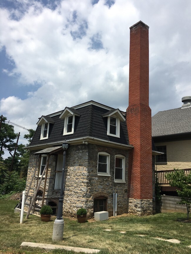 Unfinsihed detached cottage - 37 S Prospect St
