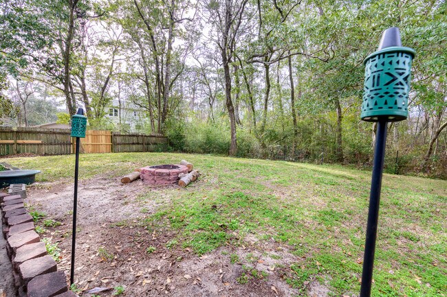 Building Photo - 1688 Vine Ave