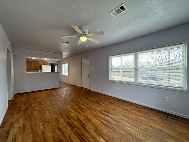 Building Photo - Charming 3 Bedroom / 2 Bathroom (1176 sf)