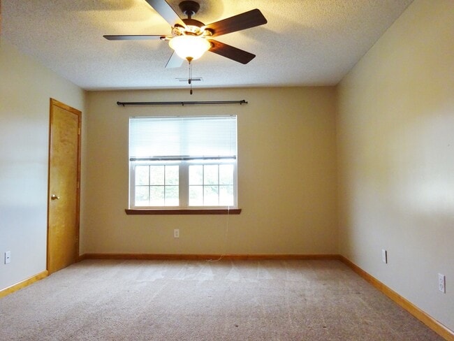 Building Photo - 3 BR w/ Bonus Room Minutes to MCAS!