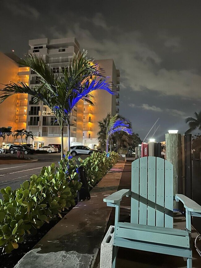 Building Photo - 1650 N Riverside Dr