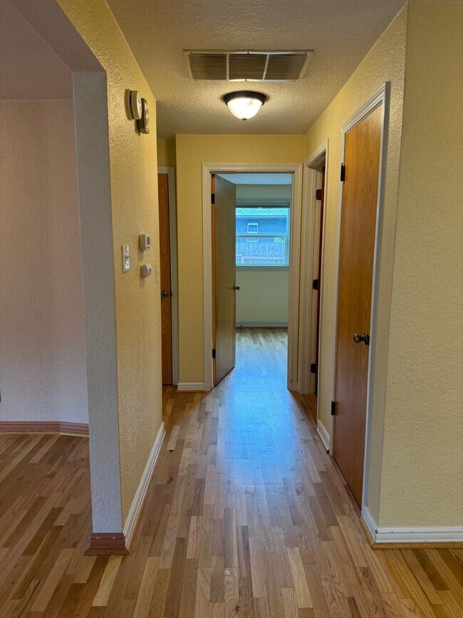 Building Photo - 4 bedroom 2 bathroom home in a great neighborhood!