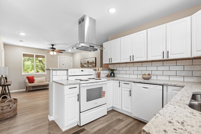 Building Photo - 1147 Inverness Dr