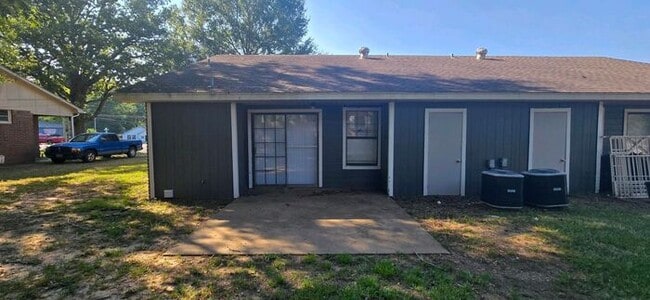 Building Photo - 2 Bedroom 1 Bath Close to Everything! Long...