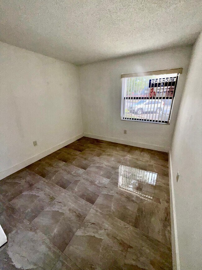 Building Photo - 9405 Fontainebleau Blvd