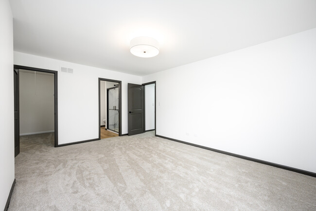 Building Photo - 1072 S Naper Blvd