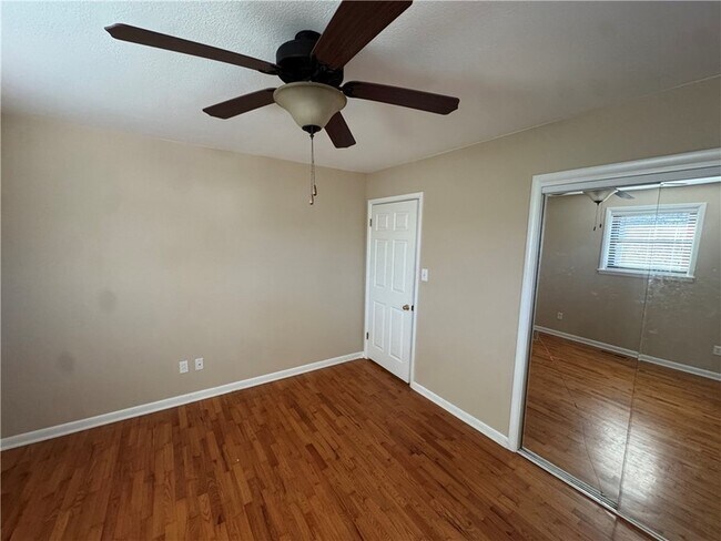 Building Photo - 718 E Debra Dr