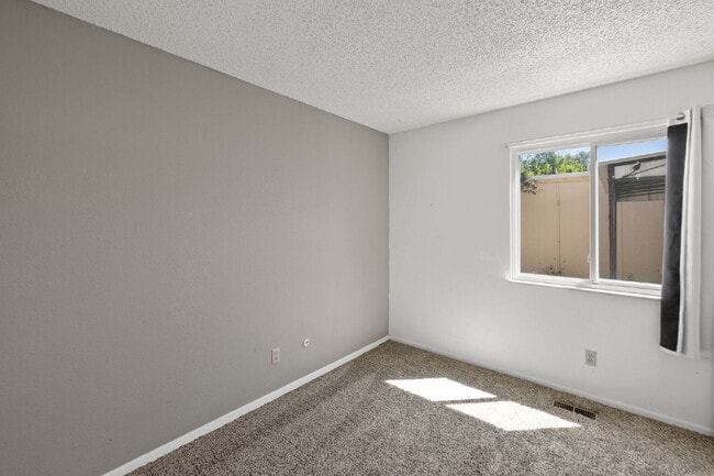 Building Photo - Close to Fort Carson and Cheyenne Mountain, 3 bedroom townhome with 2 car garage.