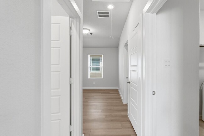 Building Photo - 18037 Martin Pines Dr