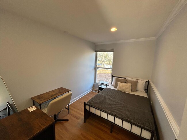 Building Photo - 900 Newcombe Rd