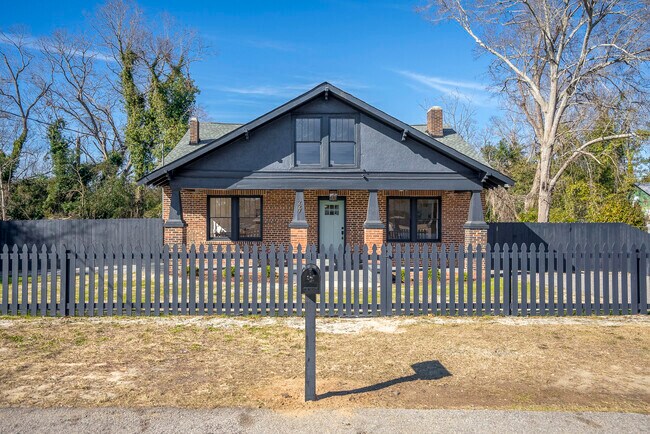 Building Photo - 227 Kershaw St NE