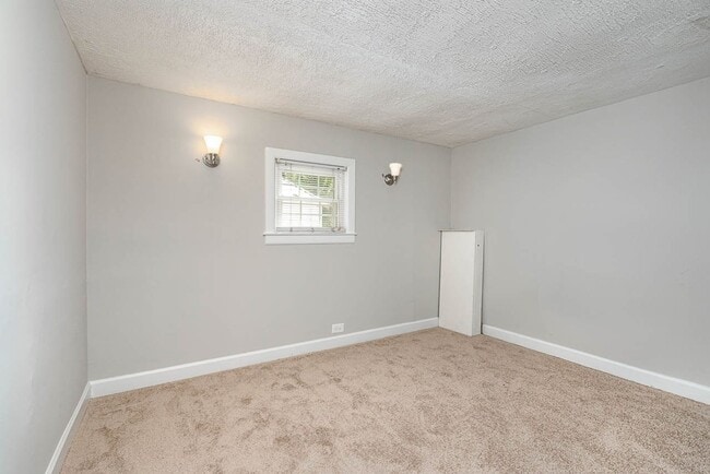 Building Photo - Charming 3BD, 2BA Raleigh Home on a Large ...