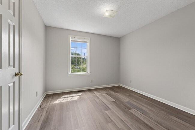 Building Photo - Three Bedroom in Sango!