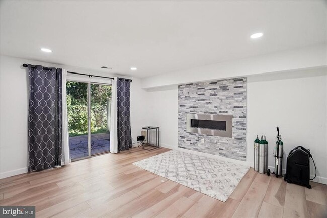 Building Photo - 1925 Dutch Village Dr