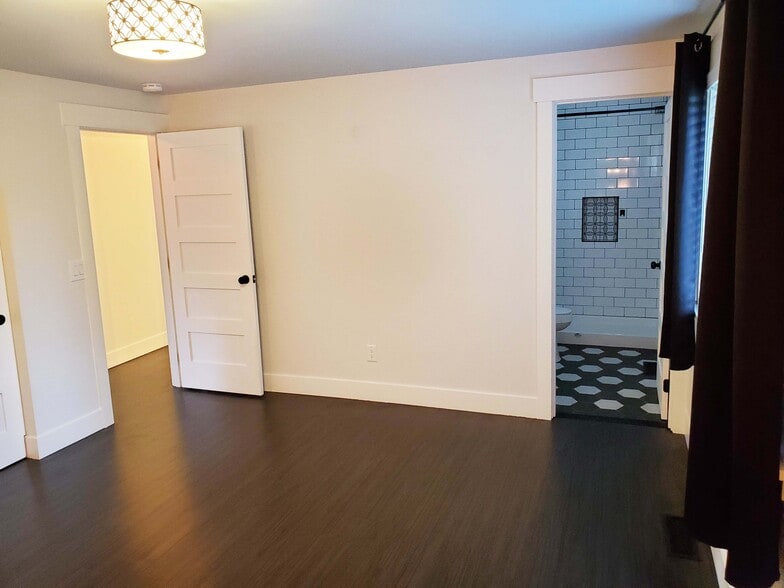 Large primary bedroom 1 with en-suite bath - 8105 Spur Ct NW