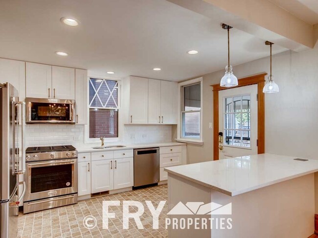 Building Photo - Beautifully Remodeled Potter Highlands Vic...