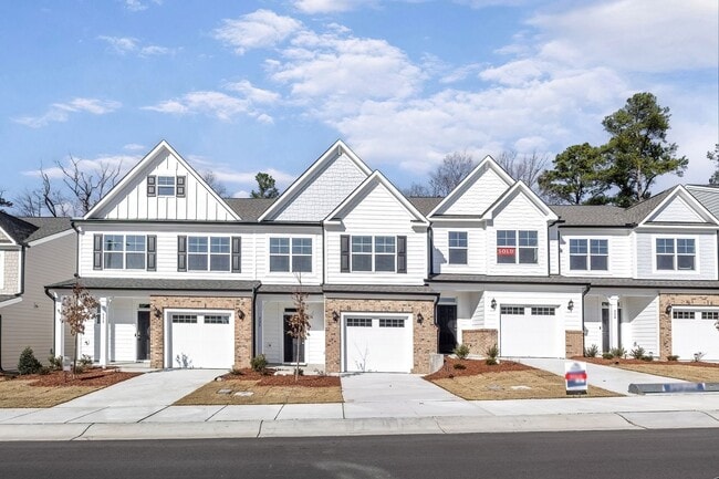 Building Photo - Updated Townhome with 1 Car Garage - close to Southpoint!