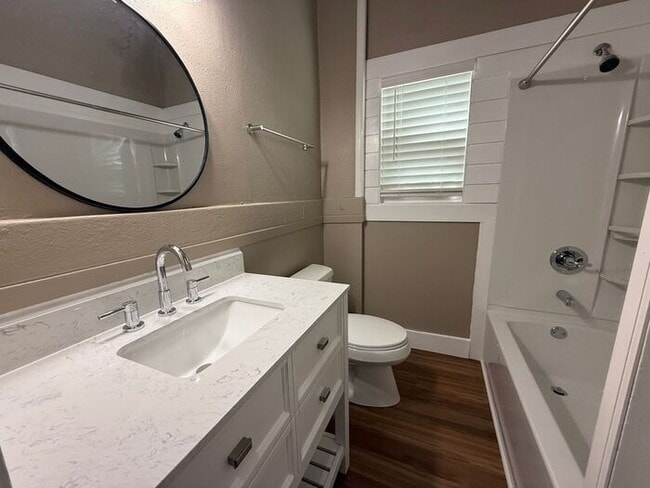 Building Photo - Downtown Pensacola - 2 bedroom, 1 bathroom...