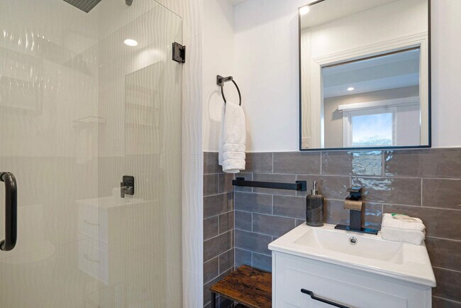 Building Photo - 187 Lakeside Trail