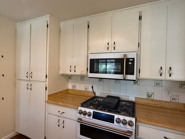 Building Photo - 4161 Helen Ln