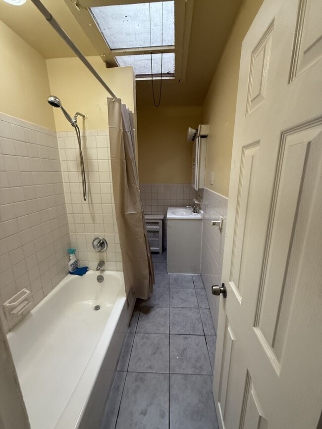 Building Photo - Beautiful 3 Bedroom Home – Updated & Move In Ready – Cobbs Creek / West Philly