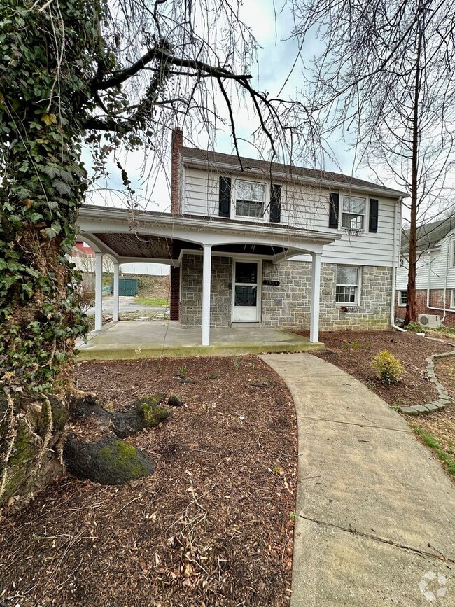 Building Photo - Available Now!! 3 Bedroom 1.5 bath in York...
