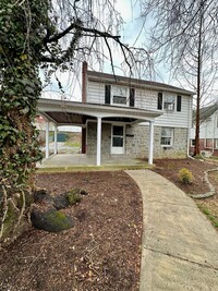 Building Photo - COMING SOON!! 3 Bedroom 1.5 bath in York S...