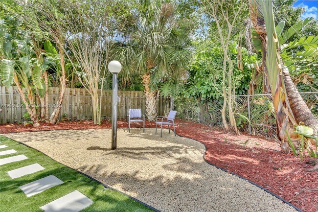 Building Photo - 222 SE 11th Ct