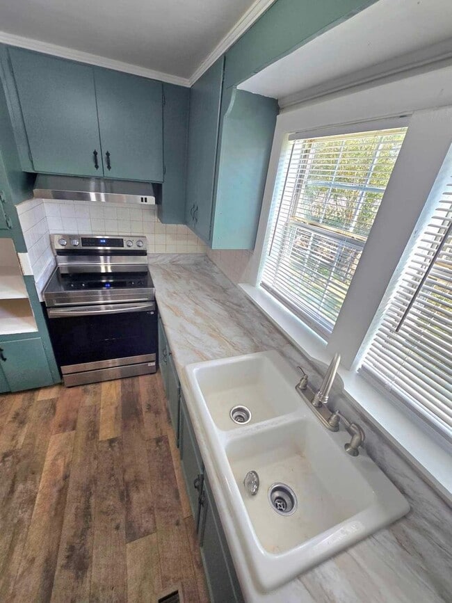 Building Photo - 5 bed and 3 bath (4 bed/2bath house) & (1 bed/1 bath home)