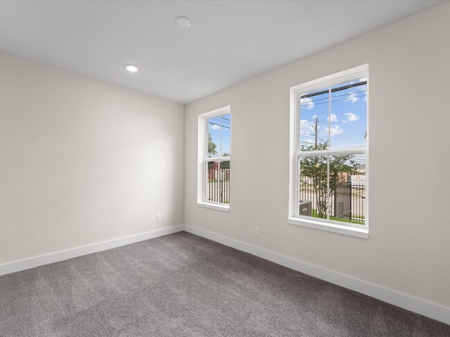 Building Photo - 3903 Pinemont Dr