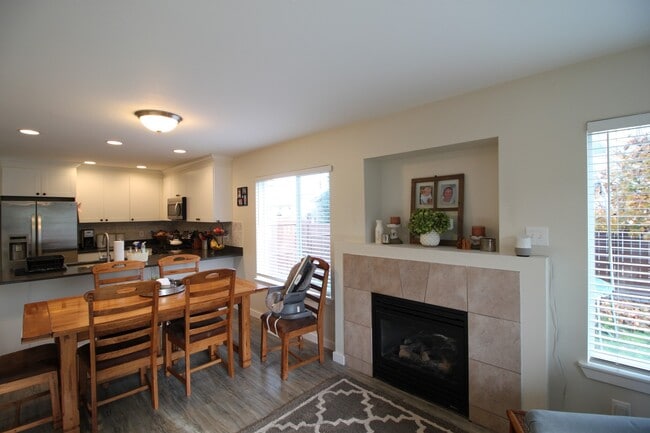 Building Photo - 4 Bed 2.5 Bath - Custom Upgrades - Small Dog - NAS Whidbey