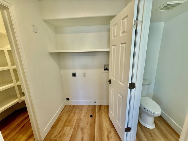 Building Photo - Remodeled 3-BR Lexington Townhome - End Unit