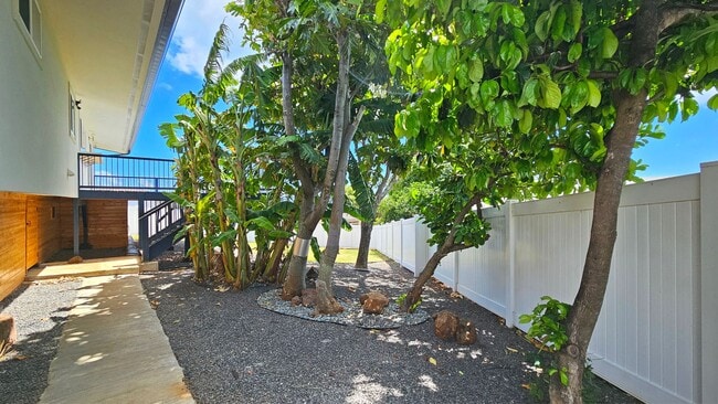 Building Photo - Waialae Nui Ridge - Renovated 4 bedroom, 3...