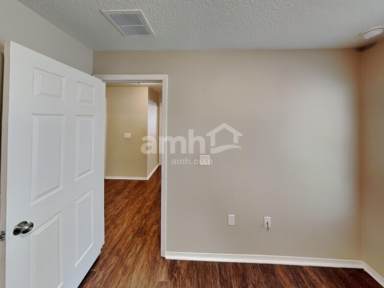 Building Photo - 7271 Wakeview Dr