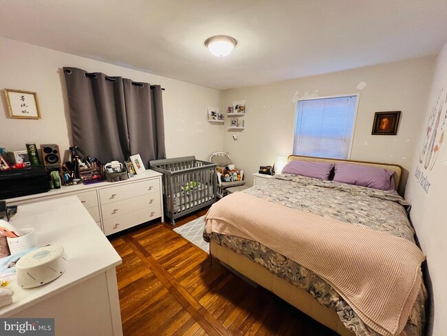 Building Photo - 909 S Irving St