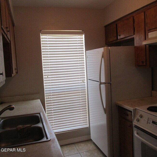 Building Photo - 2933 Wedgewood Dr