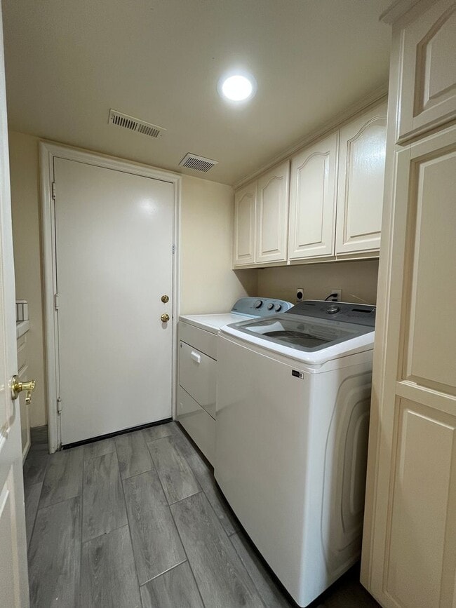 Building Photo - MOVE IN READY 5+4 in guard-gated Porter Ra...