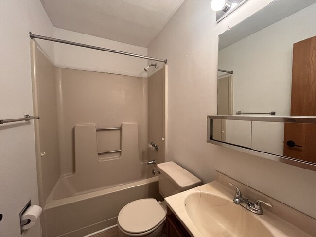 Building Photo - Woods Edge 2-Bedroom Townhome!