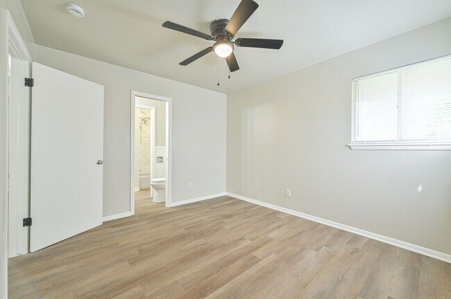 Building Photo - 1021 W Woodcrest Dr