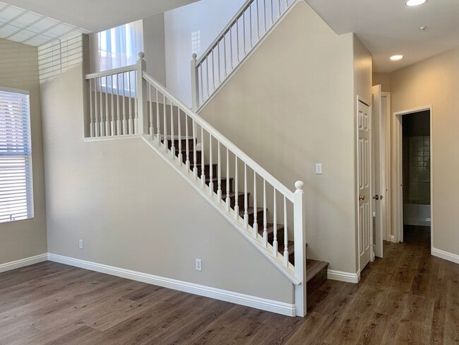 Building Photo - Beautiful Townhouse in Aliso Viejo