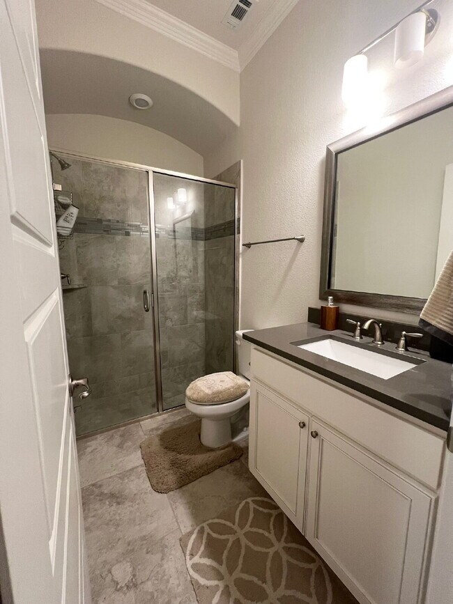 Building Photo - 5 Bed | 5 Bath | 3-Car Garage | 4,054 Sq f...