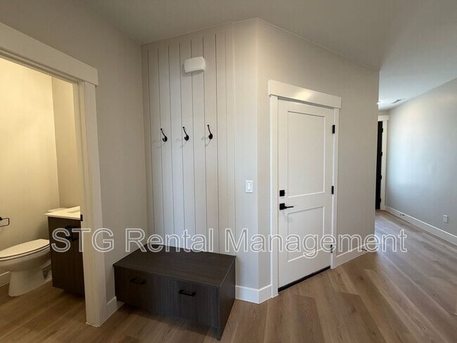Building Photo - 577 E Hemsworth Ln