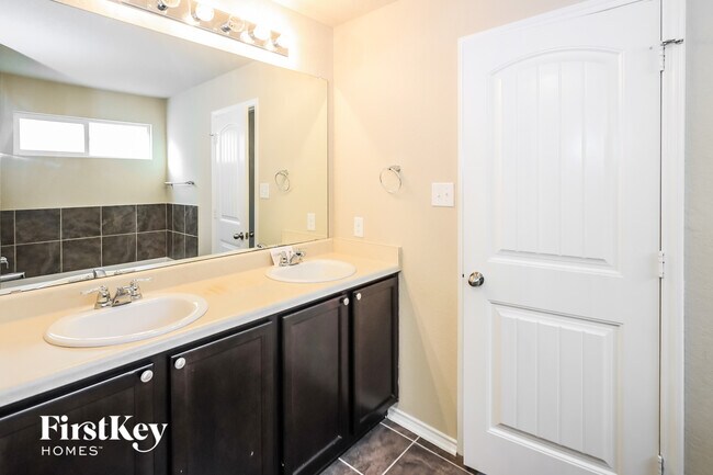 Building Photo - 2115 Emerald Edge