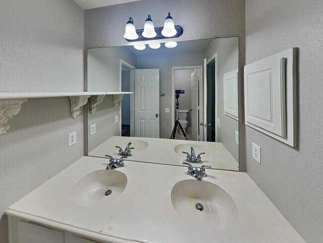 Building Photo - 2815 St Maria Dr
